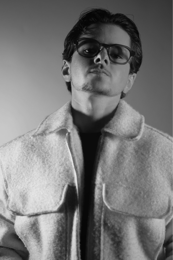 Portrait de LEGALY en lunettes et veste claire, en noir et blanc.